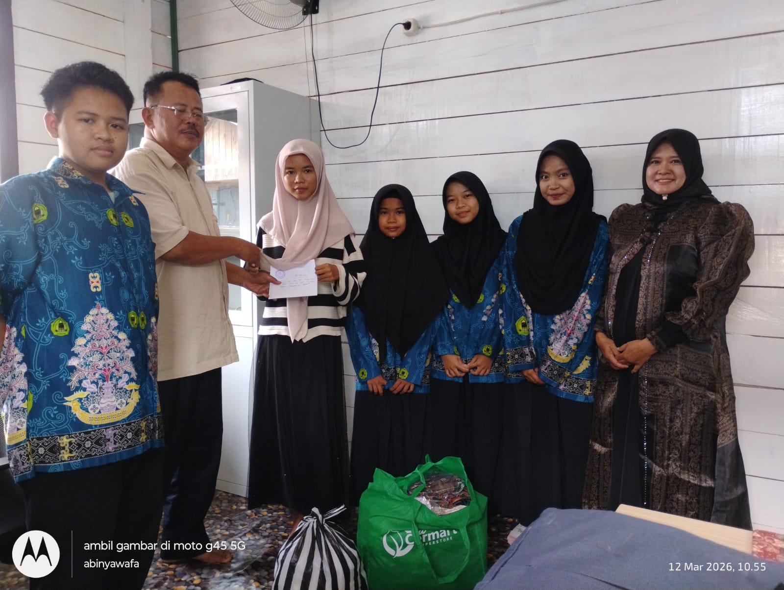 Rumah Keluarga Siswi MTs Darul Ulum Hangus Terbakar, Siswa dan Guru Bergerak Beri Bantuan
